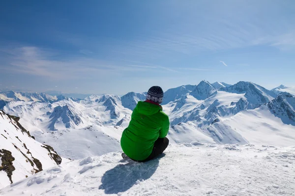 Femme sportive regardant les montagnes de neige — Photo