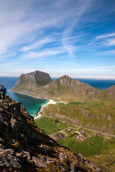 Fiordo escénico en las islas Lofoten con cabaña de pesca típica — Foto de Stock