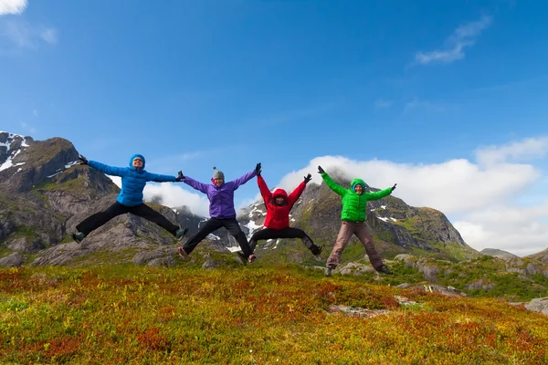 Amigos deportivos disfrutan de vacaciones en Noruega montañas —  Fotos de Stock
