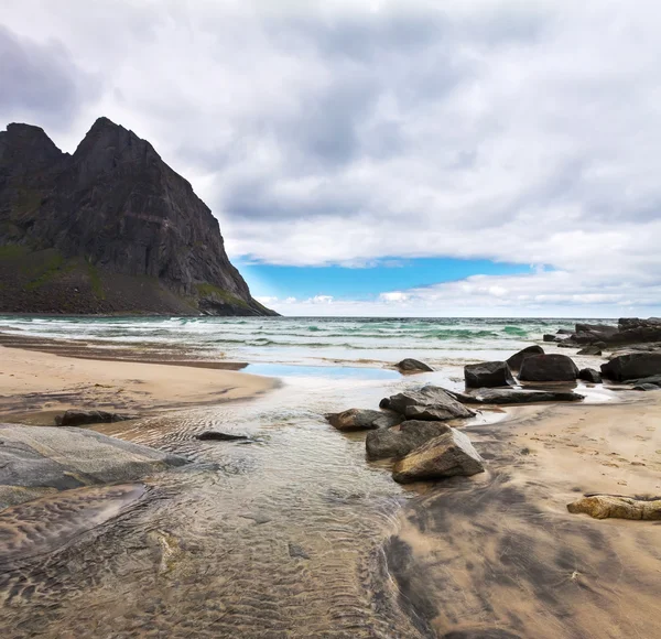 Пляж Paradise Kvalvika на Лофских островах в Норвегии — стоковое фото