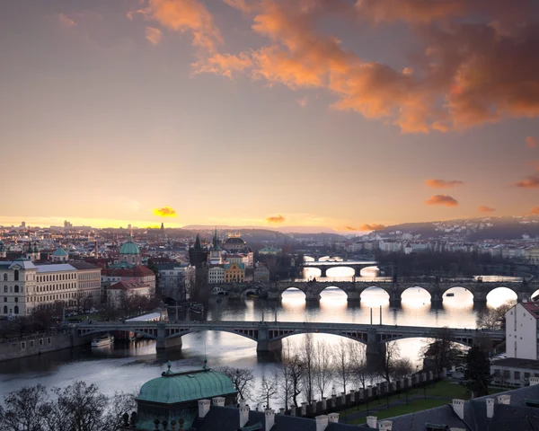 Prag alacakaranlıkta doğum vltava köprü görünümü — Stok fotoğraf