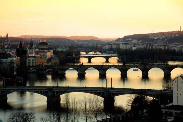 Prag alacakaranlıkta doğum vltava köprü görünümü — Stok fotoğraf