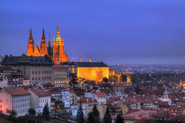 Noche Praga con castillo gótico, República Checa —  Fotos de Stock