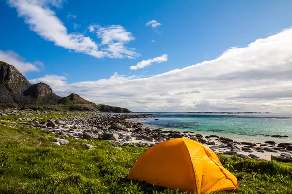 Tourist tent on ocean beach — Stock Photo, Image