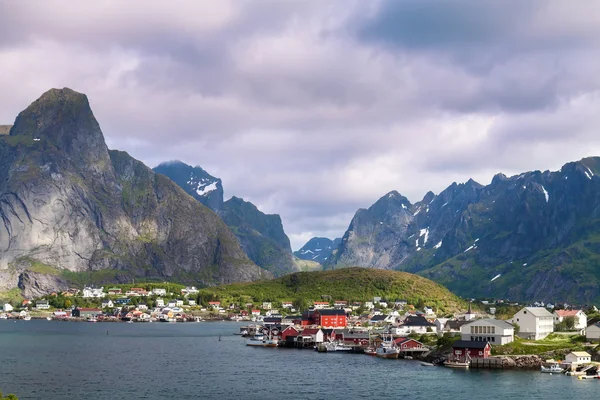 レーヌの風光明媚な町村、ロフォーテン諸島ノルウェー — ストック写真