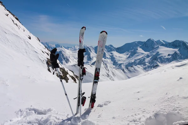 Ski utrustning på snö sluttning — Stockfoto