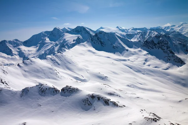 Inverno neve coberto picos de montanha em alpes austríacos — Fotografia de Stock