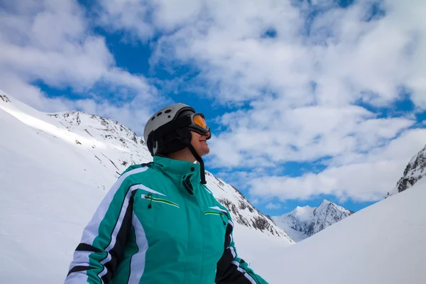 Esquiador na colina de neve, Solden, Áustria, esporte de inverno extremo — Fotografia de Stock