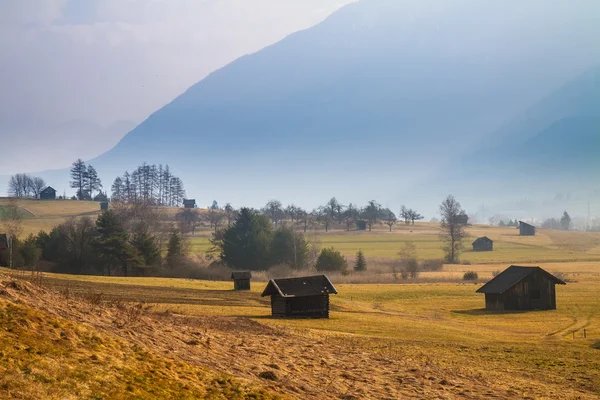 Rural berglandschap met een hut — Stockfoto