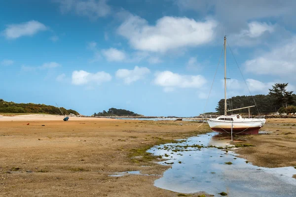 Barco en la playa en Bretaña — Foto de Stock