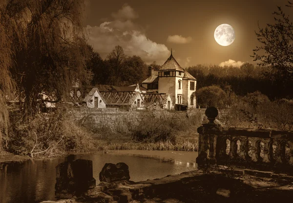 Eski perili ev ve park