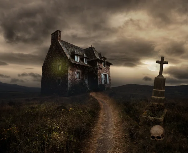 Halloween background with old house — Stock Photo, Image