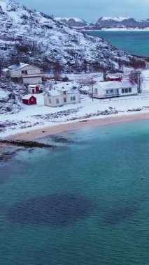 Norveç, Troms 'daki Sommaroy adalarının kışın nefes kesici güzelliğini tecrübe edin. Sakin plajları, buzlu suları, karlı dağları ve balıkçı köyünü keşfedin..
