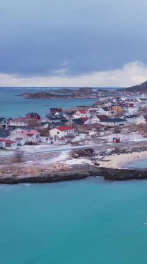 Norveç, Troms 'daki Sommaroy adalarının kışın nefes kesici güzelliğini tecrübe edin. Sakin plajları, buzlu suları, karlı dağları ve balıkçı köyünü keşfedin..