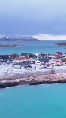 Norveç, Troms 'daki Sommaroy adalarının kışın nefes kesici güzelliğini tecrübe edin. Sakin plajları, buzlu suları, karlı dağları ve balıkçı köyünü keşfedin..