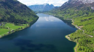 Avusturya 'daki Grundlsee Gölü' nün nefes kesici hava manzaraları berrak sularını, bereketli manzaralarını ve görkemli dağlarını gözler önüne seriyor. Muhteşem bir çekimde doğa güzelliği.