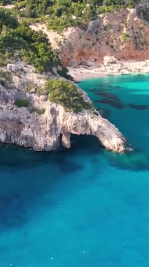 Cala Goloritze Havalimanı kayalık kayalıkların ve turkuaz suların nefes kesici manzarasını sunuyor. Orosei, Sardunya 'da yüzmek, güneşlenmek ve doğanın tadını çıkarmak için idealdir..