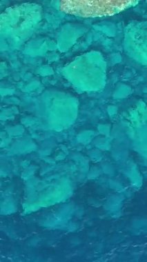 Sardinya 'nın sakin sahil şeridini keşfedin. Turkuaz sulara dalın ve eşsiz kaya oluşumlarına ve huzurlu sahil atmosferine hayran olun..