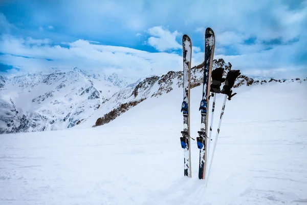 Equipamentos de esqui na encosta da neve — Fotografia de Stock