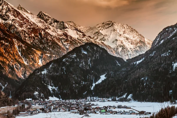 Invierno nieve montaña valle Alpes austríacos —  Fotos de Stock