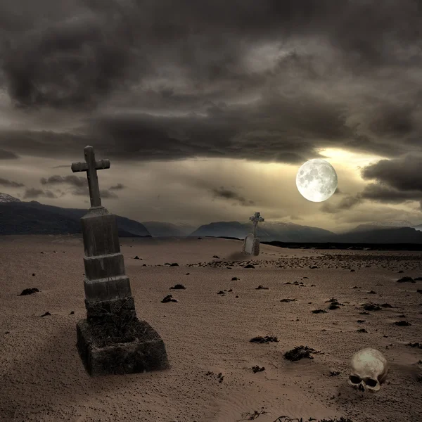 Espeluznante cementerio de Halloween con nubes oscuras —  Fotos de Stock