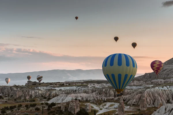 Повітряна куля, що летить над Каппадокією, Туреччина — стокове фото