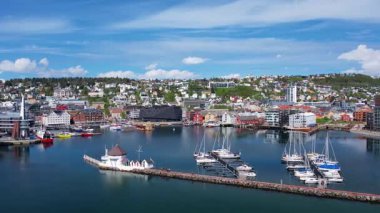 Gece yarısı güneşinin altında Norveç 'in Trom şehrinin üzerinde süzülüyor. Resimli şehir kıyısı, okyanus fiyortu ve şehir hayatı ile kutup çölünün eşsiz bir karışımı. Deniz seyahatleri