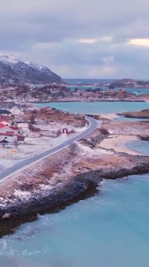 Norveç, Troms 'daki Sommaroy adalarının kışın nefes kesici güzelliğini tecrübe edin. Sakin plajları, buzlu suları, karlı dağları ve balıkçı köyünü keşfedin..