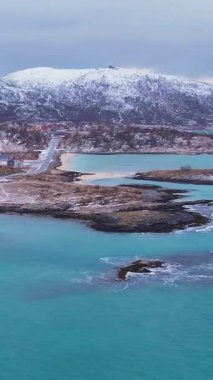 Norveç, Troms 'daki Sommaroy adalarının kışın nefes kesici güzelliğini tecrübe edin. Sakin plajları, buzlu suları, karlı dağları ve balıkçı köyünü keşfedin..