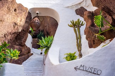 Nazaret, Lanzarote, Kanarya Adaları, İspanya - 23 Mart 2024: Lagomar Müzesi veya Casa Omar Şerif kaktüs bahçesi ve havuzlu, Cesar Manrique tarafından kaya mağaralarına inşa edilmiş