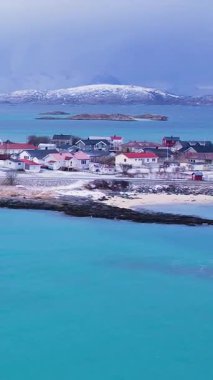 Norveç, Troms 'daki Sommaroy adalarının kışın nefes kesici güzelliğini tecrübe edin. Sakin plajları, buzlu suları, karlı dağları ve balıkçı köyünü keşfedin..