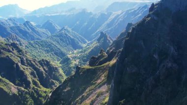 Madeira Arieiro 'dan Ruivo Yürüyüş Yolu' na, Madeira 'nın heybetli dağ manzaraları ve dramatik uçurumları sergilenmektedir. Bu heyecan verici yürüyüşün tadını çıkarırken doğanın güzelliğine tanık olun..