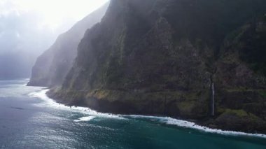 Şelaleli Madeira sahili Veu da Noiva dik uçurumlardan okyanusa düşüyor. Engebeli arazi dinamik dalgalarla birleşir ve nefes kesici bir doğal manzara yaratır.