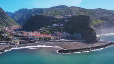 Yukarıdan Madeira 'daki Ponta do Sol' u keşfedin. Resimli evlerini, yemyeşil tepelerini, okyanuslarını ve berrak bir gökyüzünün altında büyüleyici volkanik manzaralarını sergileyin..