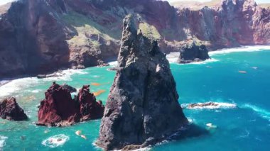 Madeira 'daki Sao Lourenco' nun nefes kesici hava manzaralarını keşfedin. Videolarda engebeli uçurumlar, berrak mavi sular ve doğa tarafından çevrelenmiş büyüleyici kıyı kayaları sergileniyor..