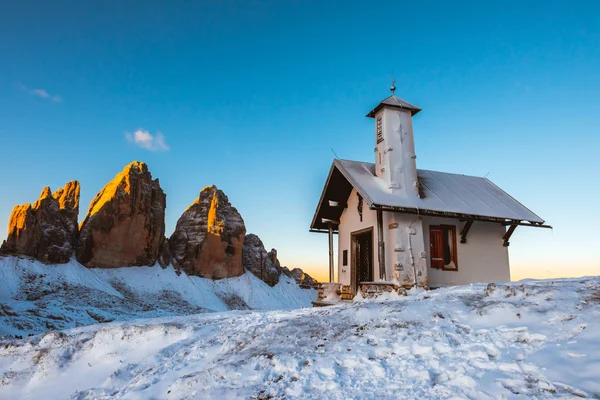 Chapelle dans le parc national de Cime, Dolomites, Italie — Photo