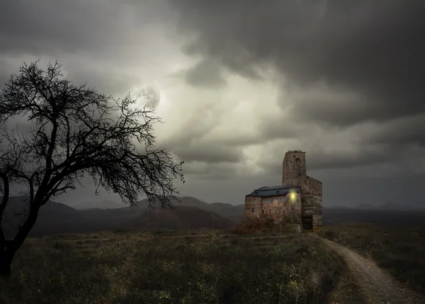 Cadılar Bayramı arka plan eski kale ile — Stok fotoğraf