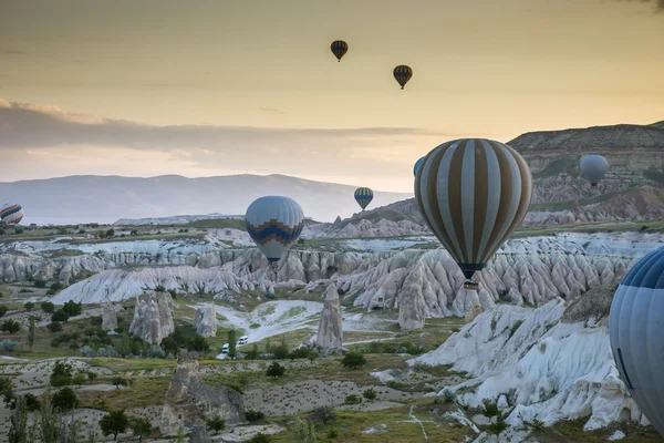 Hot air balloon flying over Cappadocia, Turkey — Stock Photo, Image