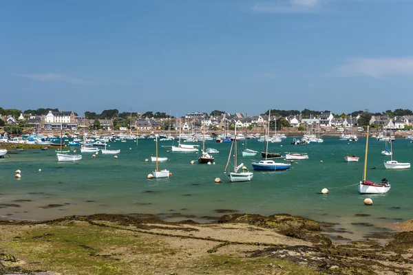 Fiskebåt vid ebb tide i bretagne, Frankrike — Stockfoto