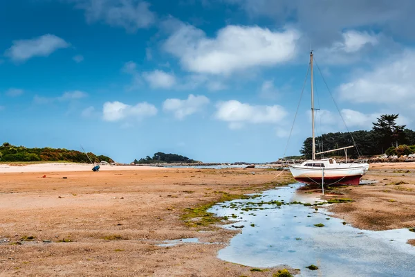 Barco en la playa en Bretaña — Foto de Stock