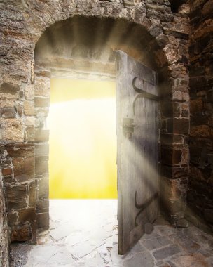 Eski kapılar ve cenneti gelen parlak ışık