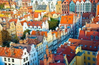 Gdansk 'ın panoramik hava manzarası, büyüleyici tarihi mimari ve canlı şehir hayatı. Çatılar ve sokaklar, bu güzel Polonya şehrinin özünü yakalamak için karmaşık bir düzen oluşturuyor.