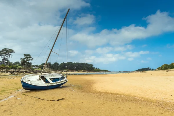 Barco en la playa en Bretaña — Foto de Stock