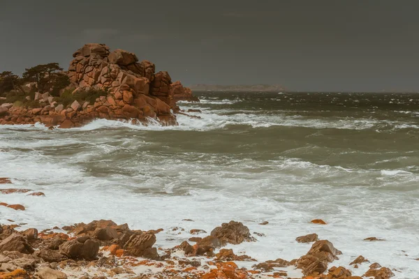 Vågorna kraschar på stenar, Bretagne, Frankrike — Stockfoto