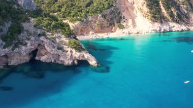 Cala Goloritze Havalimanı kayalık kayalıkların ve turkuaz suların nefes kesici manzarasını sunuyor. Orosei, Sardunya 'da yüzmek, güneşlenmek ve doğanın tadını çıkarmak için idealdir..