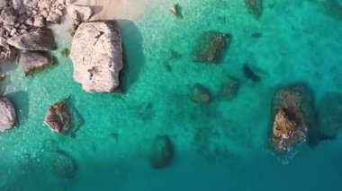 Sardinya 'nın sakin sahil şeridini keşfedin. Turkuaz sulara dalın ve eşsiz kaya oluşumlarına ve huzurlu sahil atmosferine hayran olun..