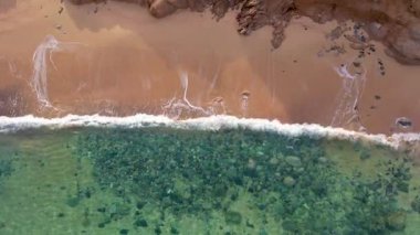 Sardunya 'nın yukarısında kristal berraklığında suların dalgaların altında dalgalı kayalık oluşumlarla birlikte kumlu kıyılarda yıkandığı güzel bir kıyı şeridi var..