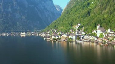 Katmanlı Alp Dağları 'nın tepesinde yükseldiği Picturesque Lakeside Kasabası' nın insansız hava aracı görüntüsü. Sıcak Yaz Sabahı. Salzkammergut, Avusturya UNESCO miras bölgesi