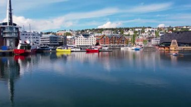 Tromso Limanı 'nda canlı binalar ve sakin sular yer alıyor ve kuzey Norveç' in büyüleyici manzarasını gözler önüne seriyor. Bu pitoresk alan yürümek ve gezmek için mükemmel..