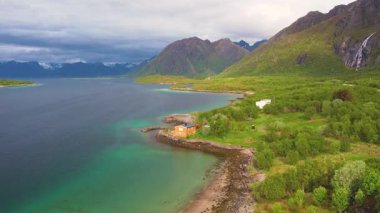 Norveç 'teki Lofoten Adası' nda berrak sular, engebeli dağlar ve yemyeşil alanlar keşfedin. Doğanın güzelliğini değişik manzaralarla deneyimleyin.